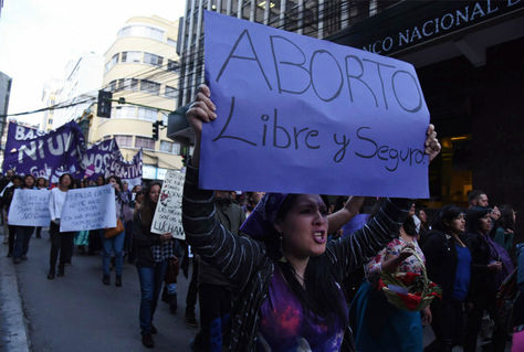 Una mujer en la movilización por la despenalización del aborto, en Bolivia, en marzo. Foto: La Razón 