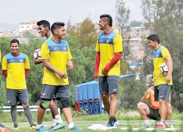 LOS JUGADORES DE WILSTERMANN DURANTE UNA SESIÓN DE ENTRENAMIENTO.