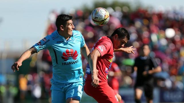 Eguino y Saucedo en plena disputa del balón. Foto: Jorge Uechi %image_alt%