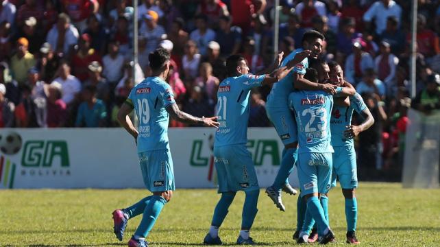 Los jugadores de la academia celebran el primer gol del partido. Foto: Jorge Uechi %image_alt%