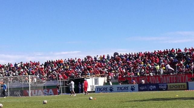 Los hinchas se acomodan en los mejores lugares para ver el compromiso. Foto: Jorge Uechi %image_alt%