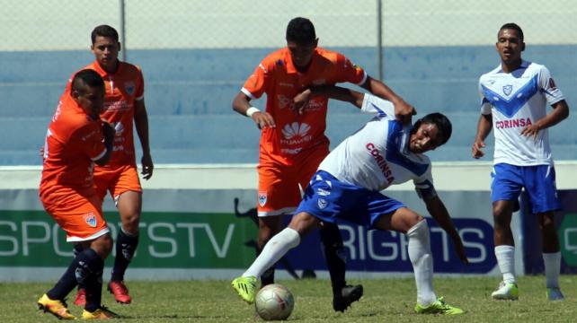 El equipo local presiona, pero no logra concretar sus jugadas. Foto: Rolando Villegas %image_alt%
