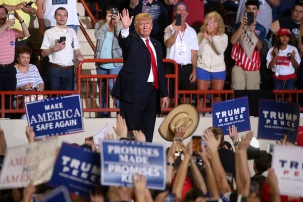 Donald Trump saluda al público en Harrisburg, Pensilvania (Reuters)