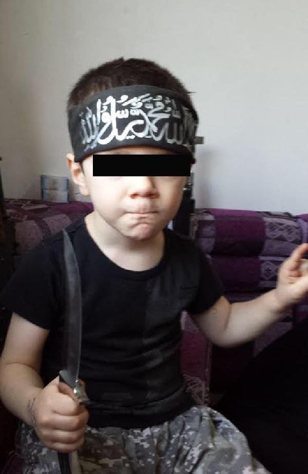 Humzeh, el hijo de de Sharrouf, en un momento del video en el que describe cómo matar a los australianos (captura de pantalla)