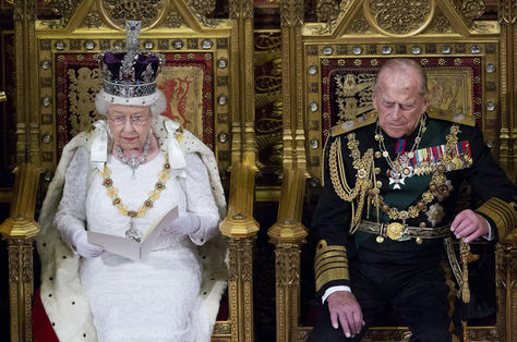 La reina Isabel II y el príncipe Felipe de Edimburgo durante una ceremonia en Londres. Foto: Archivo EFE