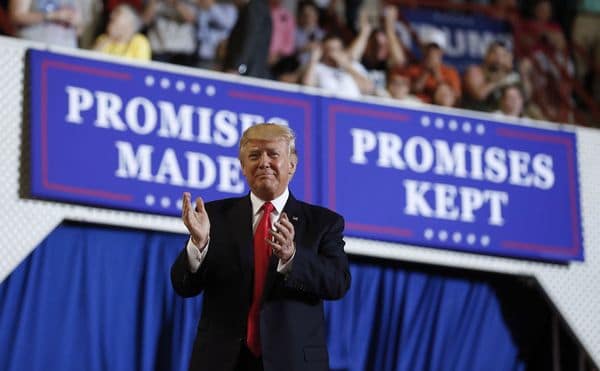 El Presidente Trump llega al acto de campaña que tuvo lugar el pasado sábado en Pensilvania para celebrar los primeros cien días de su presidencia. (AP/Carolyn Kaster)