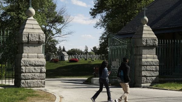 El Cementerio Holy Cross en Chicago, donde se trata de determinar si los restos de H.H. Holmes fueron enterrados (AP)