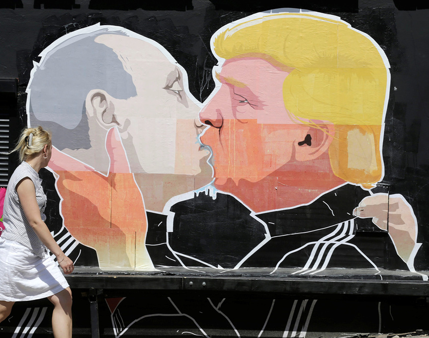 Un grafitti en Vilnius (Lituania) refleja a Donald Trump y Vladimir Putin besándose.