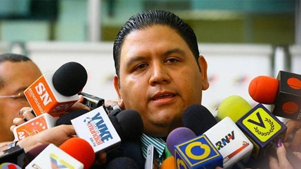 Luis Emilio Rondón, es el único de los cinco miembros del CNE no afín al chavismo