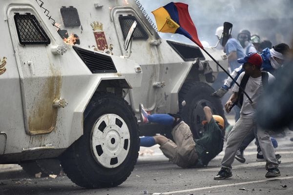 Mientras Maduro habla de paz, las fuerzas chavistas reprimen brutalmente a la población civil (AFP)
