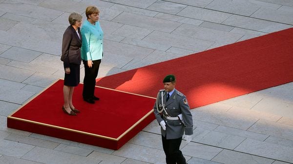 Los gobiernos de Theresa May y Angel Merkel celebraron la victoria del candidato centrista (AFP)