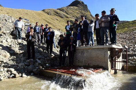 El presidente Evo Morales junto al gobernador de Cochabamba, Iván Canelas entregaron la represa y sistema de riego denominado "Chogo Laguna". Foto:ABI