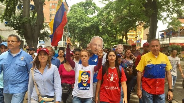 Lilian Tintori inició su marcha acompañada de líderes políticos