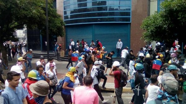 Los manifestantes de Chacaíto son reprimidos con gases lacrimógenos