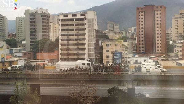 Agente de la GNB cortan el paso de la autopista Francisco Fajardo en Caracas