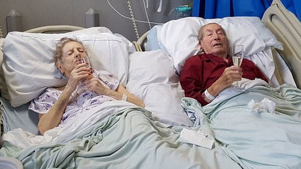 Bert y Beatrice Whitehead toman una ultima copa de champagne en el hospital