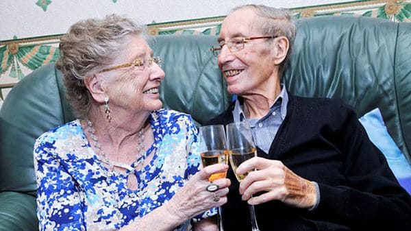 Los Whitehead, en su boda en 1950, y al celebrar los 65 años de casados, en 2015