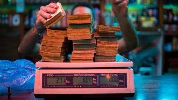 La elevada inflación llevó a los venezolanos a pesar los billetes en lugar de contarlos