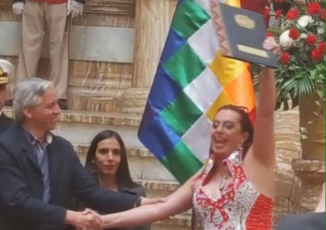 En mayo de 2016, Tamara Nuñez del Prado levanta en lo alto la Ley de Identidad de Género, promulgada segundos antes por el vicepresidente Álvaro García Linera
