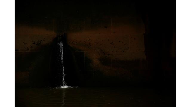 El agua sale de un puente sobre la orilla