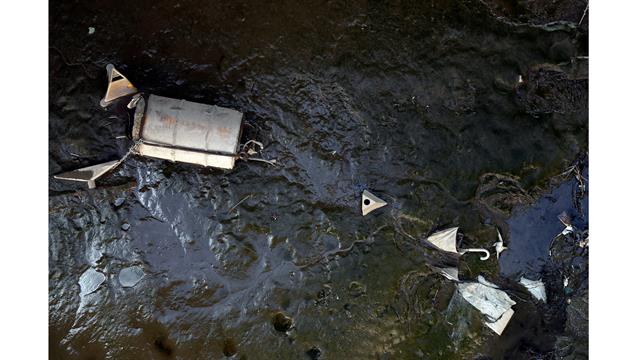 Un paraguas y otros desechos descansan en el lecho