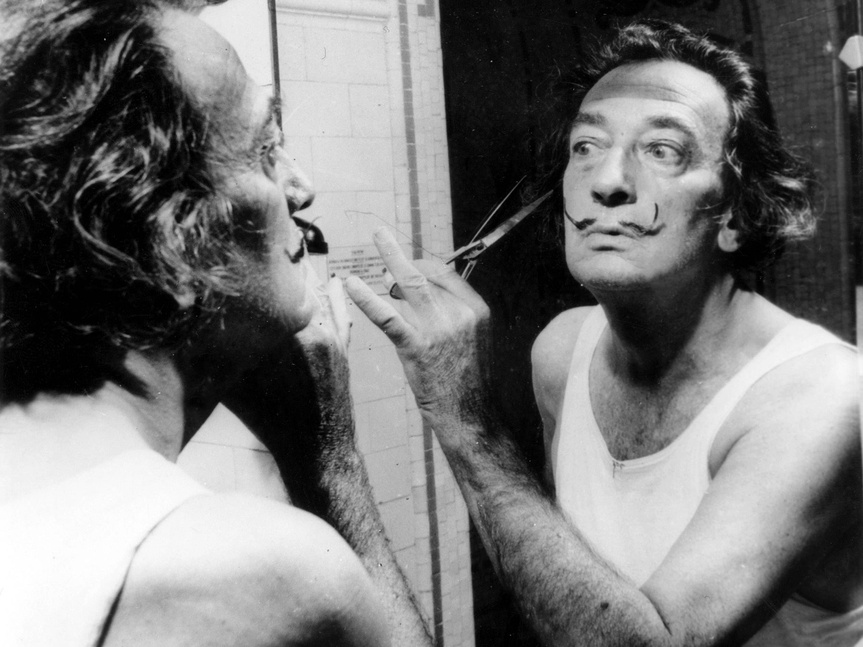 Dalí, frente a un espejo en 1964.