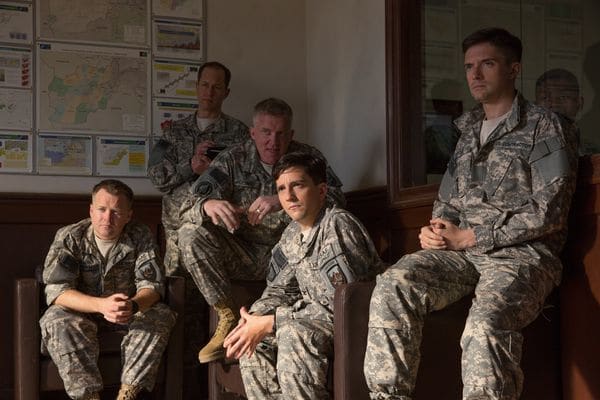 Anthony Hayes, Daniel Betts, Anthony Michael Hall, John Magaro y Topher Grace en “War Machine”.