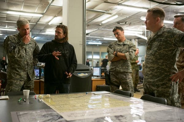 Brad Pitt y el director David Michôd detrás de las cámaras.