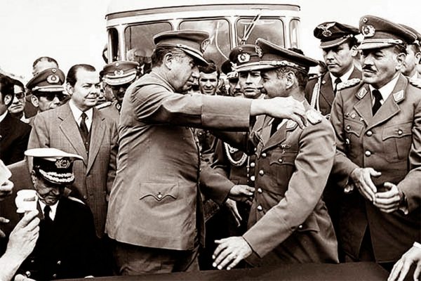 EL ABRAZO DE CHARAÑA SUCEDIÓ EN febrero de 1975 ENTRE los presidentes de Bolivia, general Hugo Banzer, y de Chile, el general Augusto Pinochet.