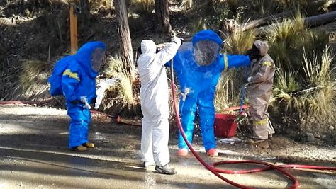 Personal de bomberos recogió los residuos quimicos del parque de Pura Pura con indumentaria especial. (Foto:GAMLP)