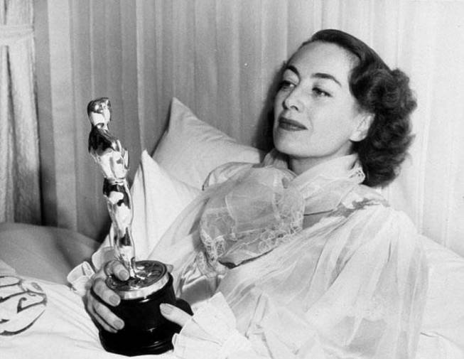 Joan Crawford con su Oscar por 