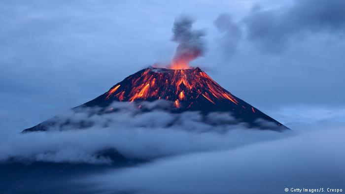 Leuchtende Lavaströme Tungurahua Vulkan