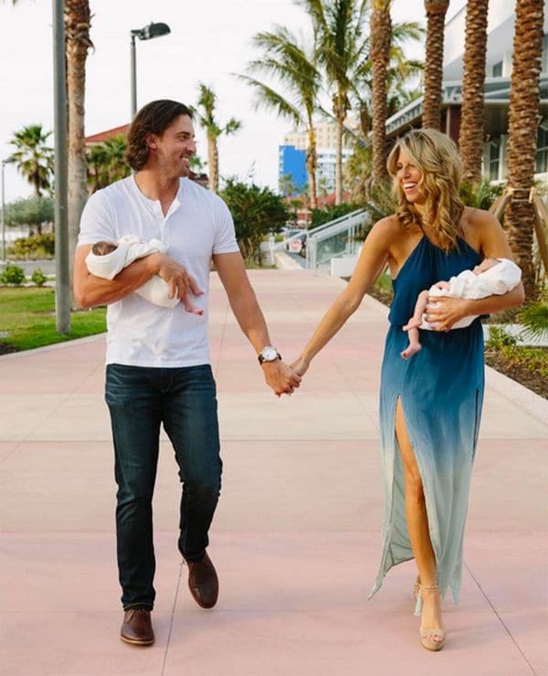 Sara Walsh camina de la mano de su marido, Matt Buschmann. Con ellos, los mellizos