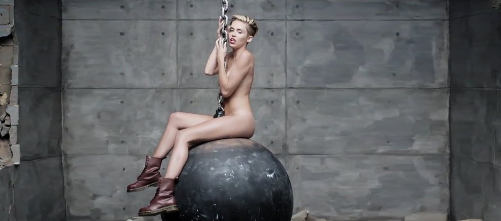 Miley Cyrus, en un momento del vídeo de ‘Wrecking Ball’.