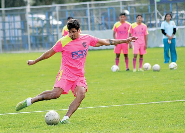 EL DEFENSOR NACIONAL SANTOS AMADOR, EN UNA PRÁCTICA PASADA DEL PLANTEL DE AURORA. NOÉ PORTUGAL Q.