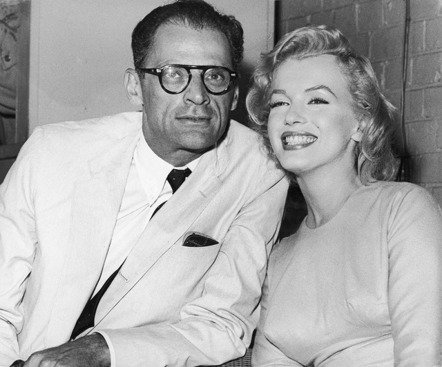 La actriz y su marido, el dramaturgo Arthur Miller en 1956.