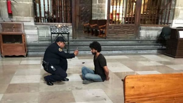 El agresor, detenido, tras apuñalar al sacerdote Muguel Angel Mascorro en la Catedral de México (@PadreJosedejesu)