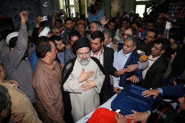 El candidato presidencial iraní, Ebrahim Raisi, votando durante la primera ronda presidencia en Teherán, Irán, el 19 de mayo de 2017 (Reuters)