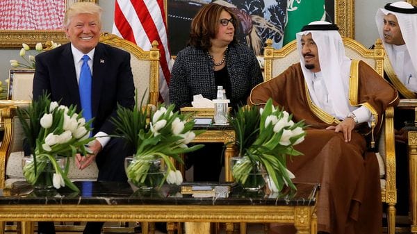 El rey saudita Salman bin Abdulaziz Al Saud junto a Donald Trump en Riad, Arabia Saudita el 20 de mayo de 2017 (Reuters)