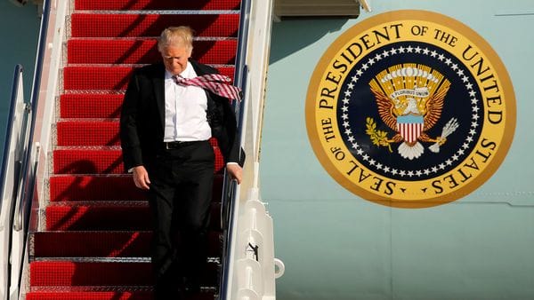 Donald Trump en el Air Force One (Reuters)