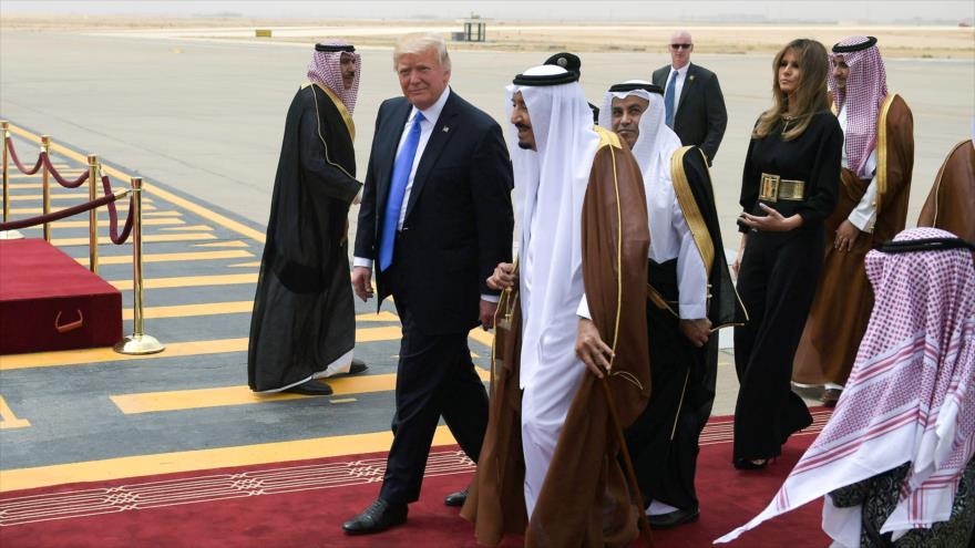 El presidente de EE.UU., Donald Trump (izda.), junto al rey saudí, Salman bin Abdelaziz Al Saud, a su llegada al Aeropuerto Internacional de Riad, 20 de mayo de 2017.