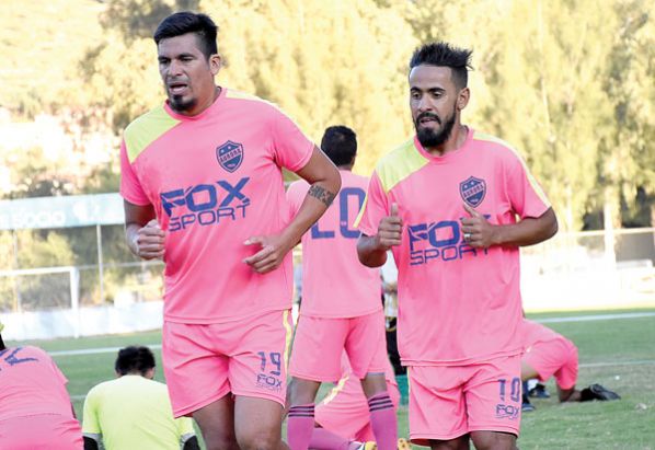 CHARLES DA SILVA (D) Y SANTOS AMADOR, DURANTE EL ENTRENAMIENTO DE AYER EN EL COMPLEJO DE LA LAGUNA ALALAY.