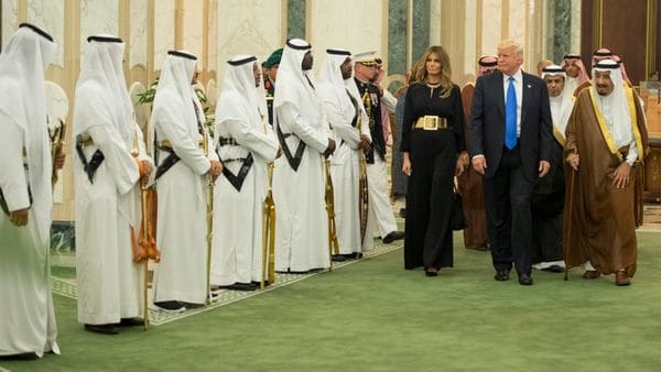 Melania Trump optó por no cubrirse la cabeza durante su visita a Arabia Saudita (Saudi Press Agency)