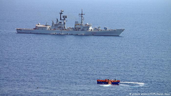 Italien Mittelmeer Rettungsaktion Küstenwache Flüchtlinge Boot (picture alliance/ROPI/Italian Navy)