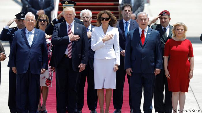 Todos posaron para el saludo oficial de esta visita, antes de pararse a escuchar los himnos estadounidense e israelí. (Reuters/A. Cohen)
