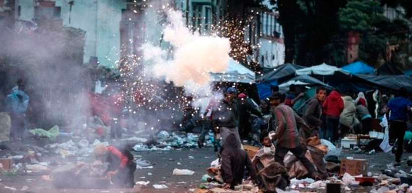 Los habitantes de la zona respondieron destruyendo autos y saqueando tiendas. Foto: EPA 