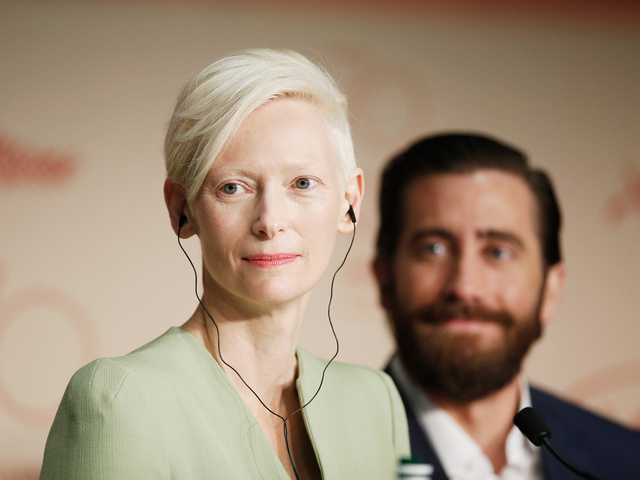 Tilda Swinton, una de las grandes valedoras de Netflix durante el festival, y Jake Gyllenhaal, en la rueda de prensa de 