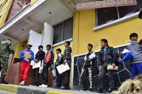 Jóvenes hacen fila para el reclutamiento militar en 2016, en el Regimiento de infantería Colorados de Bolivia en La Paz. 