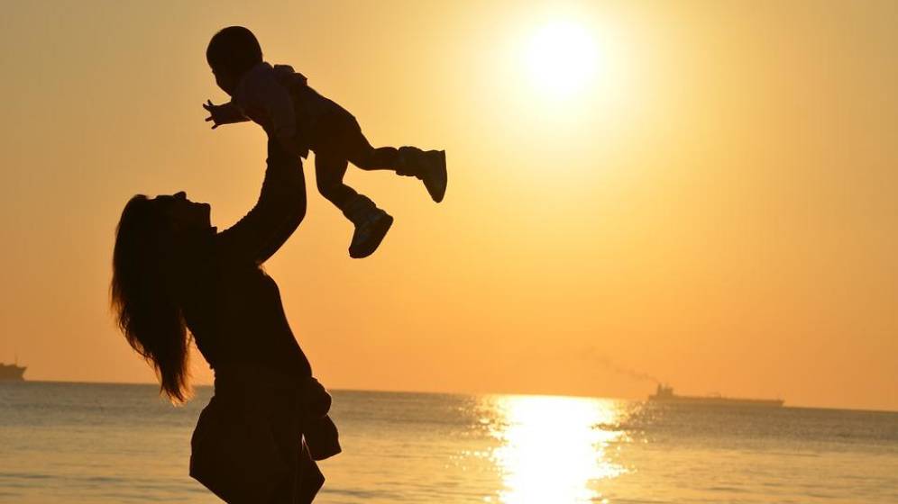 Foto: Imagen de archivo de una madre con su hijo (CC)