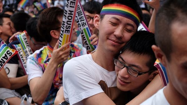 Una pareja celebra la decisión de la Corte Suprema que exigió la legalización del matrimonio homosexual en Taipéi, capital de Taiwán (AFP)